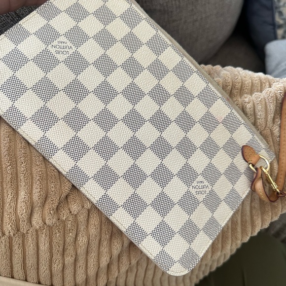 Louis Vuitton clutch. - Picture 6 of 6